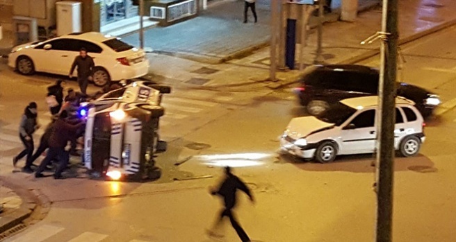 Kırmızı ışıkta geçen otomobilin polis aracını devirdiği kaza güvenlik kamerasında
