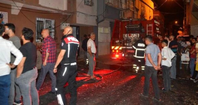 Komşusunun Kızını Kaçıran Kişinin Evi Kundaklandı, Olay Yerine Çok Sayıda Polis Sevk Edildi