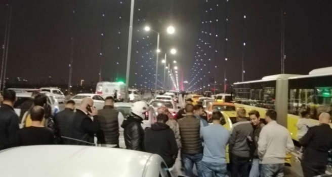 Köprüdeki silahlı şahıs polis ekiplerine teslim oldu