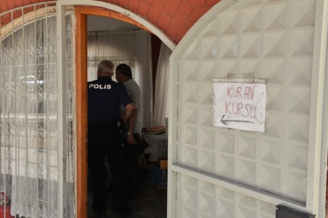 Kur'an Kursuna Giren Hırsızlar Sadaka Paralarını Çalıp İçerde Yemek Yedi!