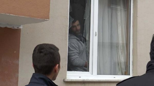 Madde Bağımlısı Genç, Ebeveynlerini Rehin Aldı! Polis, 2 Saatte İkna Etti