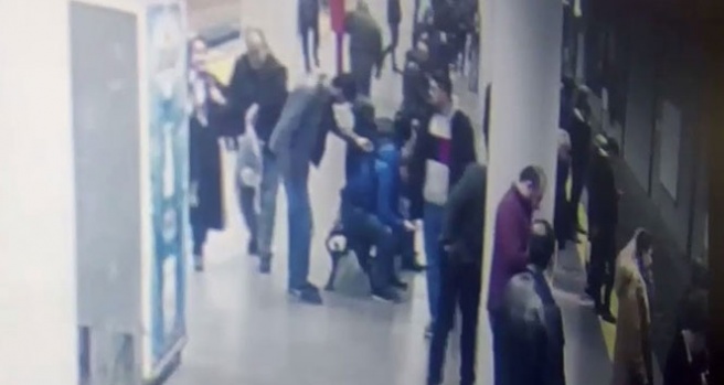 Metro istasyonunda polis memurunun silahını alıp kasığından vuran zanlı yakalandı