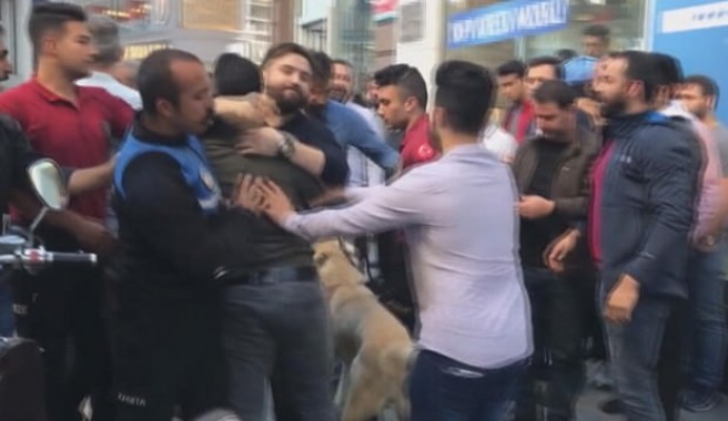 Ortalık bir anda karıştı! Polis köpekle müdahale etti