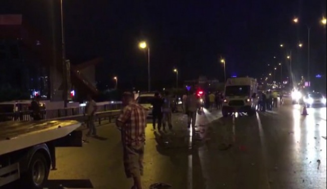 Otomobil bariyere ve polis aracına çarptı: 8 yaralı