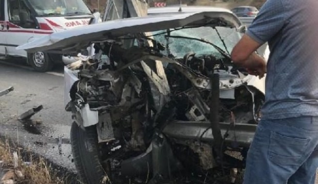 Otomobil bariyerlere çarptı: 1'i polis 4 yaralı