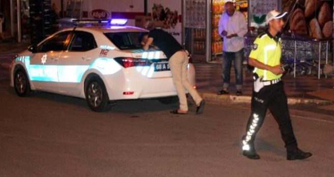 Otomobiliyle çarptığı kadın ölünce başını polis aracına dayayıp hüngür hüngür ağladı - Haberler
