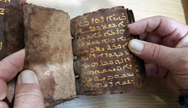 Paha biçilemez İncil'i polise satarken yakalandılar