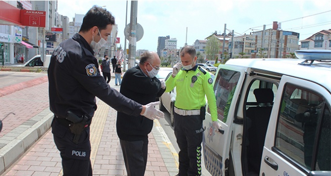 Polis 75 yaşındaki yaşlı adamı maaşını çekebilmesi için bankaya götürüp getirdi