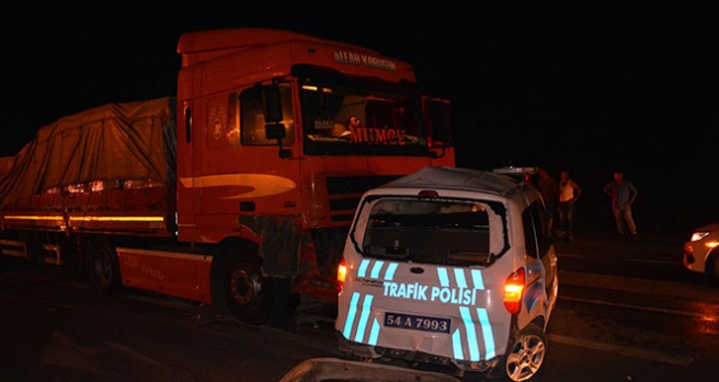 Polis aracı ile tır çarpıştı: 1 polis yaralandı