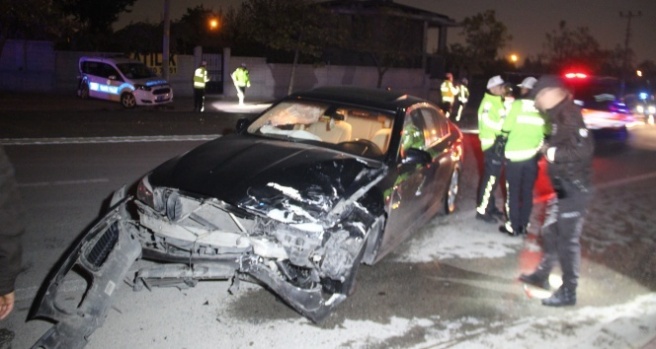 Polis aracına otomobil çarptı: 2'si polis, 3 yaralı