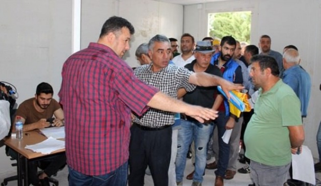 Polis aradı hepsi koşarak geldi, kuyruk oldu…