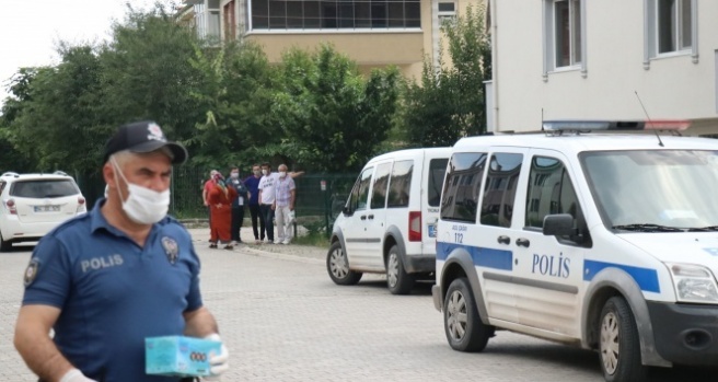 Polis babasının beylik tabancasını başına dayayıp tetiğe bastı