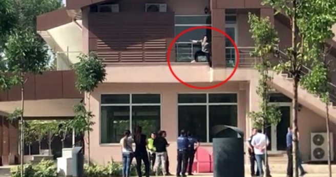 Polis, bileklerini kesip binadan atlamaya kalkışan genç kızı böyle kurtardı