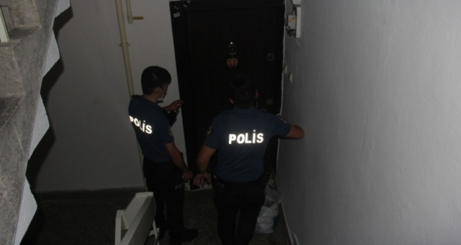 Polis, kadını adamın elinden kurtarmak için kapıyı tekmeledi