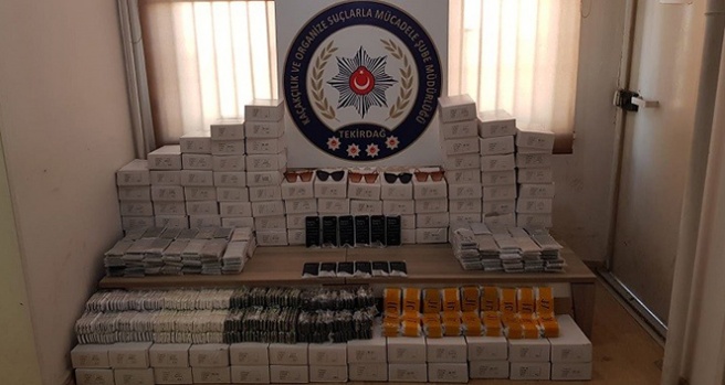 Polis kapanla durdurdu, içinden kaçak eşya fışkırdı