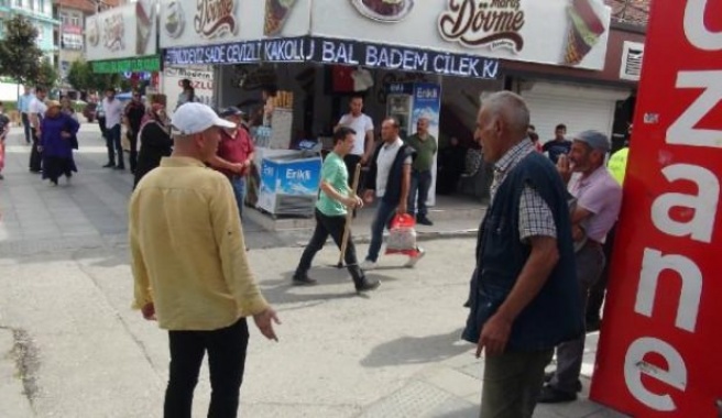 Polis, kazmalı kavgayı ayırmakta zorlandı