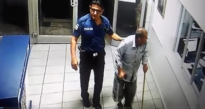 Polis memurundan duygulandıran davranış