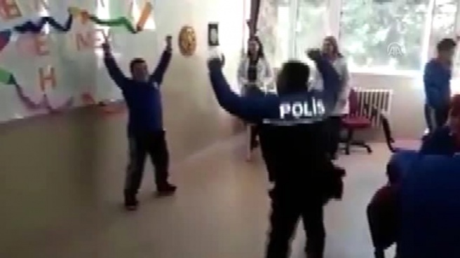 Polis memurunun down sendromlu öğrenciyle zeybek oynaması ilgi çekti - Haberler
