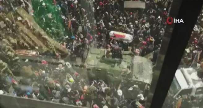 Polis müdahale etti, göstericiler tabutları bırakıp kaçtı