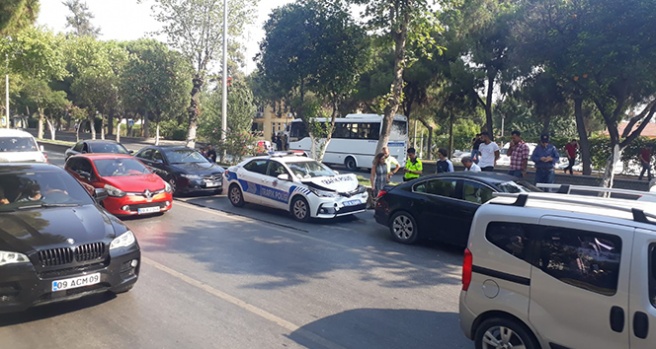 Polis ortada kaldı, 5 araba birbirine girdi