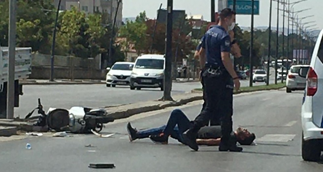 Polis otosu motosiklet sürücüsüne çarptı