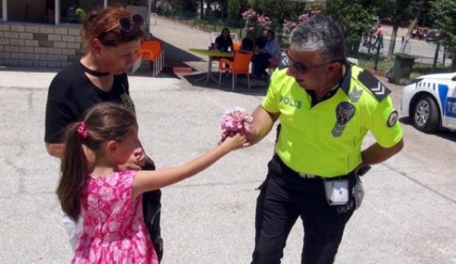 Polis, trafiği durdurup yeni kimlik çıkartarak sınava yetiştirdi