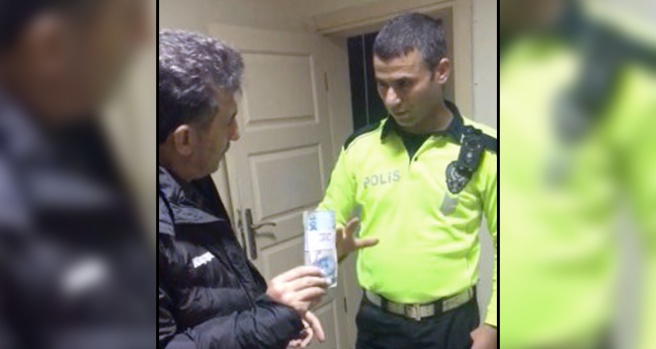 Polis yerde bulduğu 10 bin TL'yi yaka kamerası sayesinde sahibine ulaştırdı