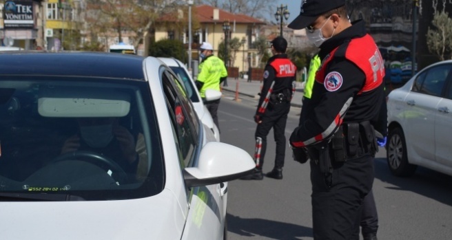 Polisi gören maske taktı