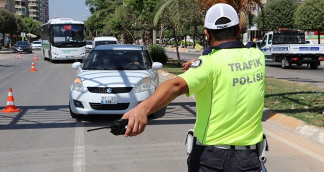 Polisi gören sürücüler emniyet kemerini taktı