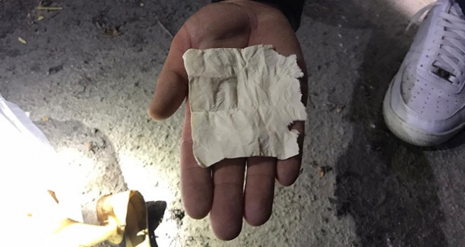 Polisi görünce uyuşturucu maddeleri araçtan attılar ama kaçamadılar