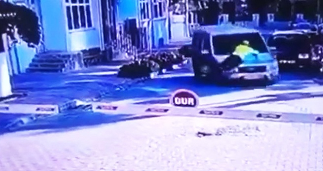 Polisin araç kaportasında sürüklendiği anların görüntüsü ortaya çıktı