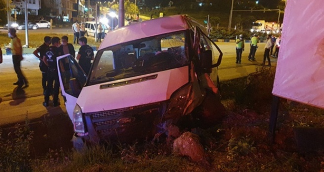 Polisin ‘dur’ ihtarına uymayan araç ile polis minibüsü kaza yaptı: 4 yaralı
