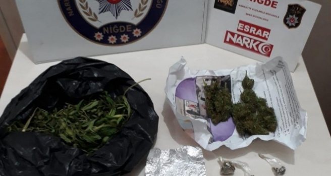 Polisin durduğu araçtan uyuşturucu çıktı
