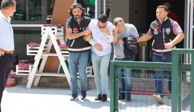 'Polisiz' diyerek turistleri gasp eden 3 dolandırıcı yakalandı