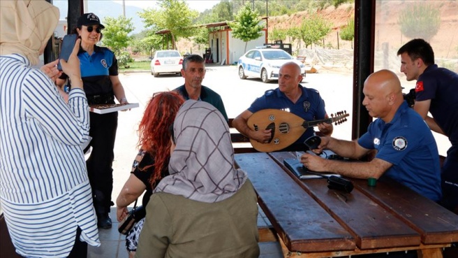 Polisler tatilcilere ut çalıp şeker ikram etti