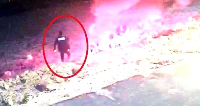 Polisler, yanan aracın yanındaki sürücüyü çekerek kurtardı - Haberler