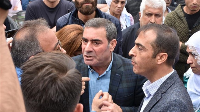 Polisten 'bizi annelerle karşı karşıya getirmeyin' uyarısı