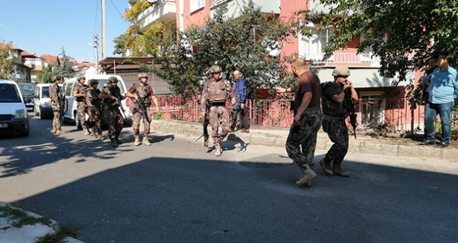 Pompalı tüfekle rastgele ateş açan şahıs polisi alarma geçirdi