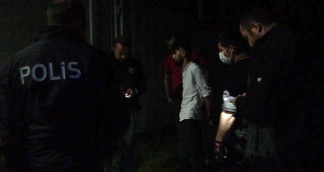 Sahte plakalı araçla trafiği tehlikeye sokan 3 şahıs polisi alarma geçirdi