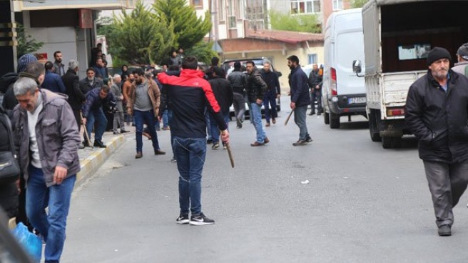 Sancaktepe'de Taşlı Sopalı Kavga! Polis Biber Gazıyla Müdahale Etti