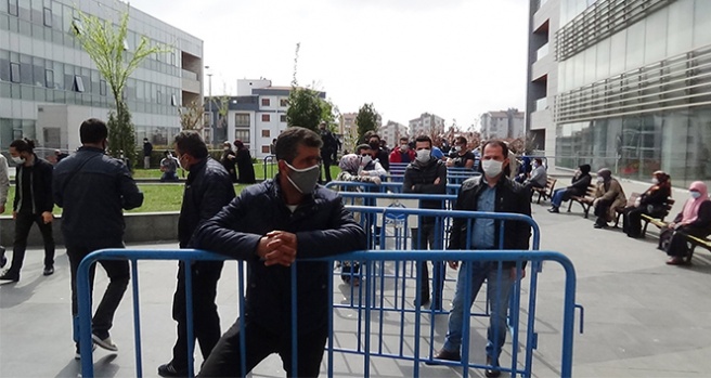 Seyahat izin belgesi için kuyruk oluşturan vatandaşlara polisten banklı barikatlı önlem