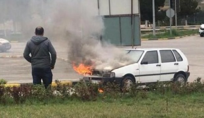 Seyir halinde alev alan otomobile polisler müdahale etti