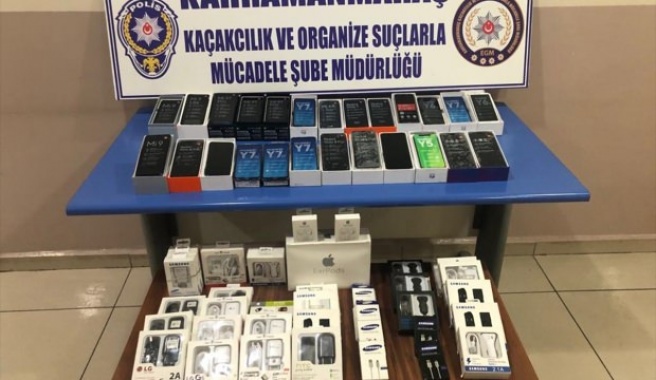 Seyyar tezgahta satıyordu... Polis kaçak telefonlara el koydu