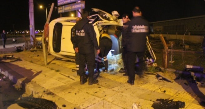 Sivas’ta trafik kazası: polis memuru hayatını kaybetti