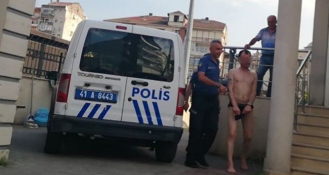Sokakta iç çamaşırıyla dolaşarak vatandaşı kışkırtan şahsı linç edilmekten polis kurtardı