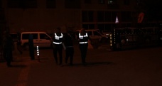 4 ayrı suçtan aranan şahıs polisi görünce pencereden atladı