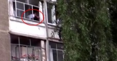 5 aylık bebeğini pencereden atmak isteyen alkollü babaya polis engel oldu - Haberler