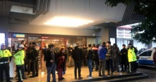 Alkollü kişiye müdahale etmek isteyen polis, göğsünden bıçaklandı - Haber