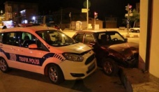 Alkollü sürücü polis otosuna çarptı
