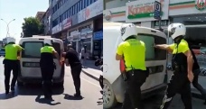 Aracı arıza yaparak cadde ortasında kalan sürücünün yardımına polis yetişti